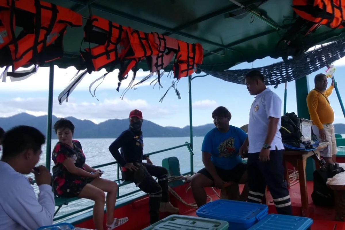 ระทึก!เรือทำประมงถูกคลื่นซัดล่มลูกเรือ5ชีวิตลอยคอกลางทะเลรอด