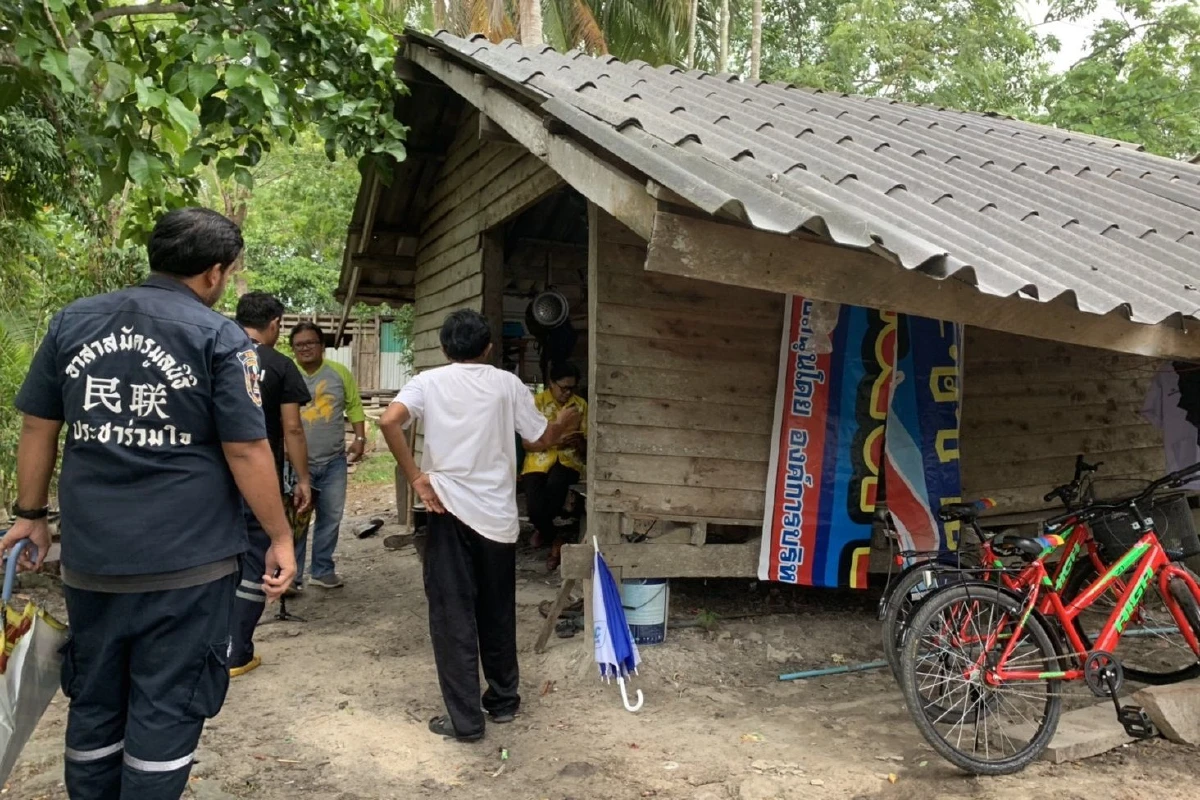 2เด็กหญิงถูกทิ้งอยู่กับพ่อในกระท่อมซอมซ่อไม่มีห้องน้ำไฟฟ้าใช้