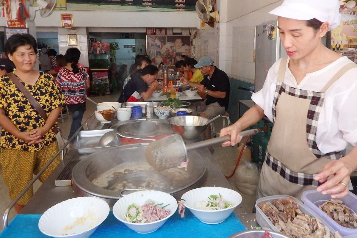 ฉลองเข้าพรรษา!เสี่ยร้านก๋วยเตี๋ยวถูกหวย30ล.เปิดให้กินฟรี2วันเลี้ยงไม่อั้น ฉลองเข้าพรรษา!เสี่ยร้านก๋วยเตี๋ยวถูกหวย30ล.เปิดให้กินฟรี2วันเลี้ยงไม่อั้น