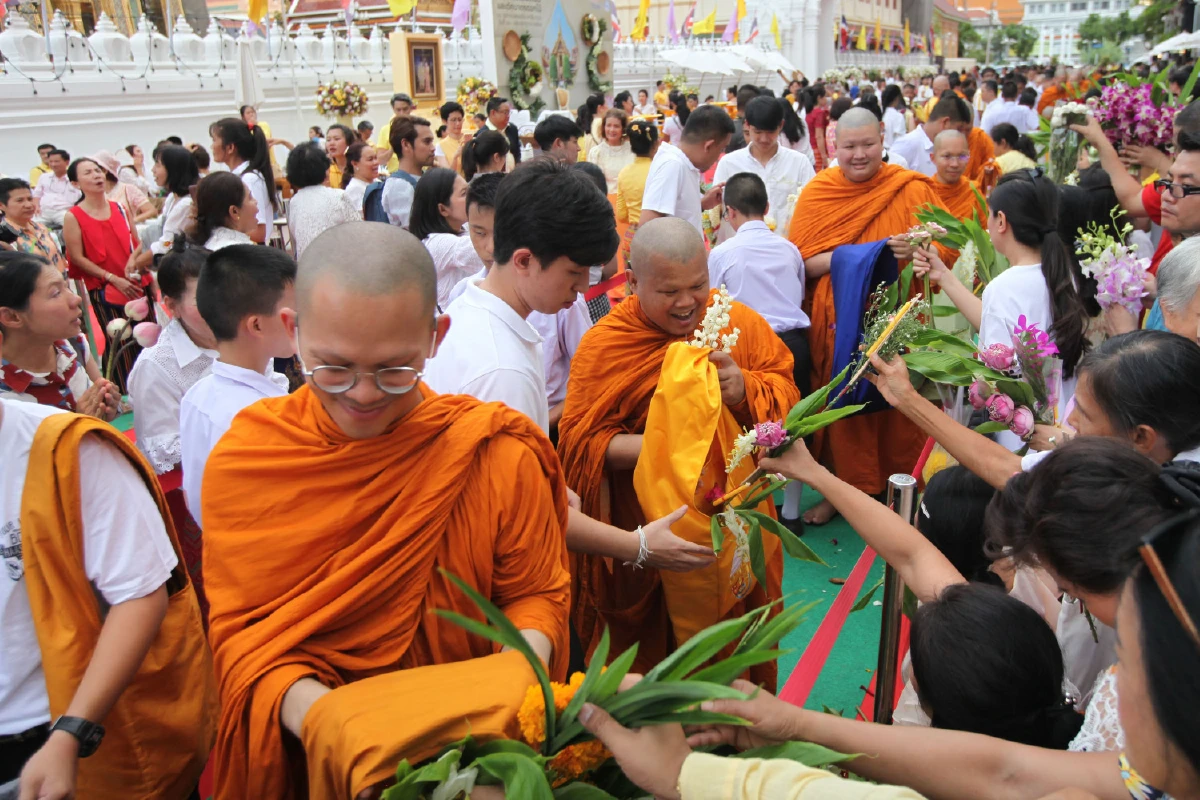 ชาวพุทธศรัทธาล้นร่วมตักบาตรดอกไม้แน่นวัดราชบพิธฯ
