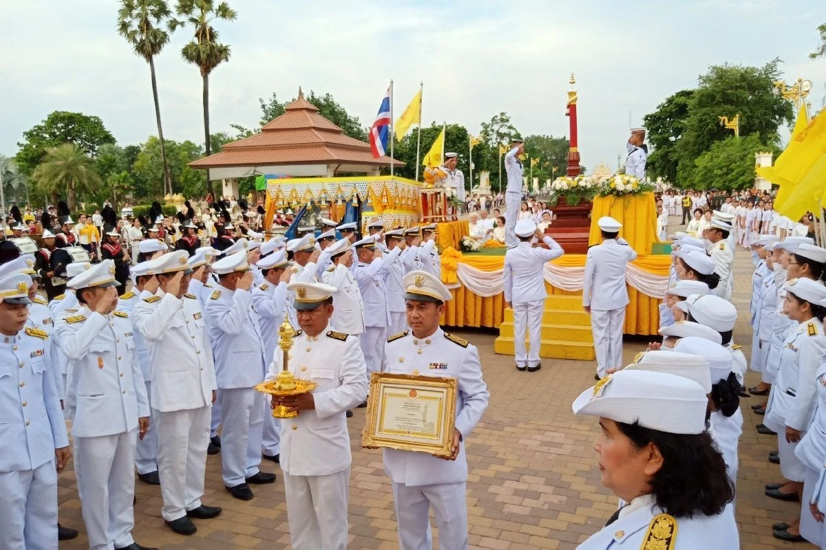 ในหลวงพระราชทานเทียนพรรษาถวายเป็นพุทธบูชาองค์พระธาตุพนม