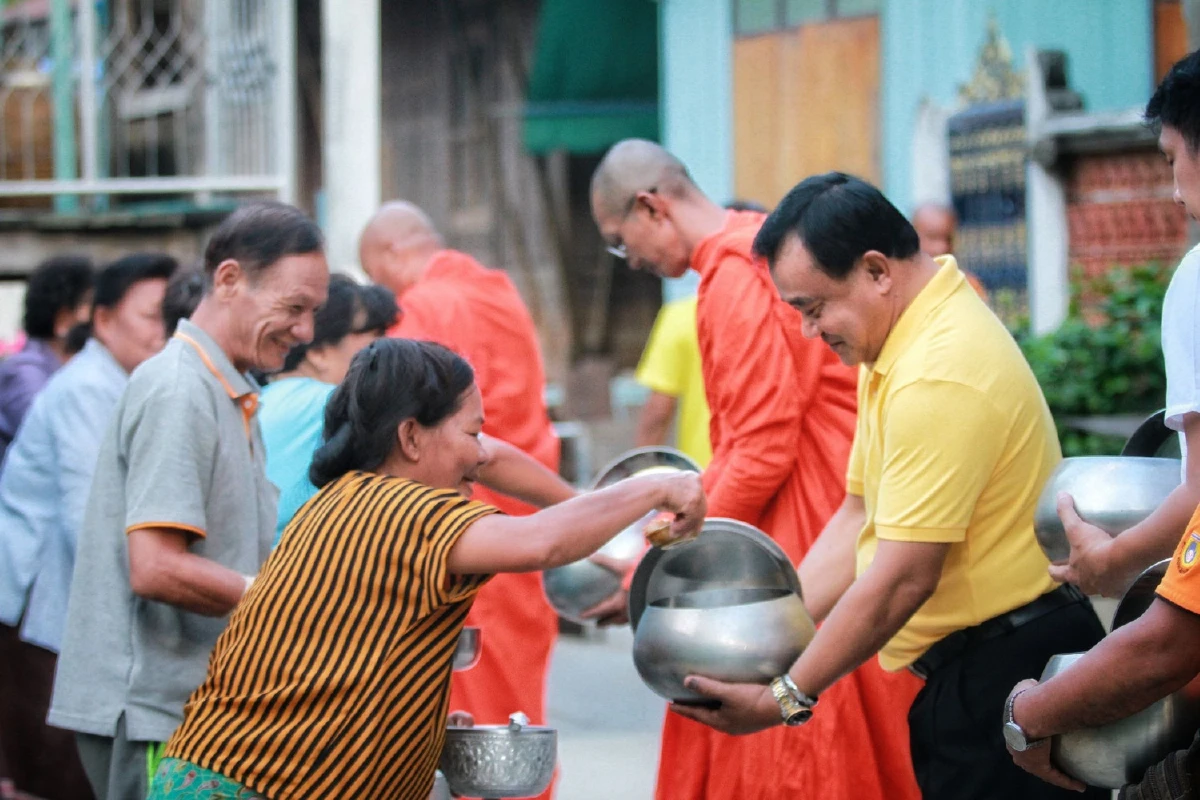 ประเพณีเก่าแก่เเข้าพรรษาพระภิกษุวัดป่างิ้วถือ”เอกาสะนิกังคะ”