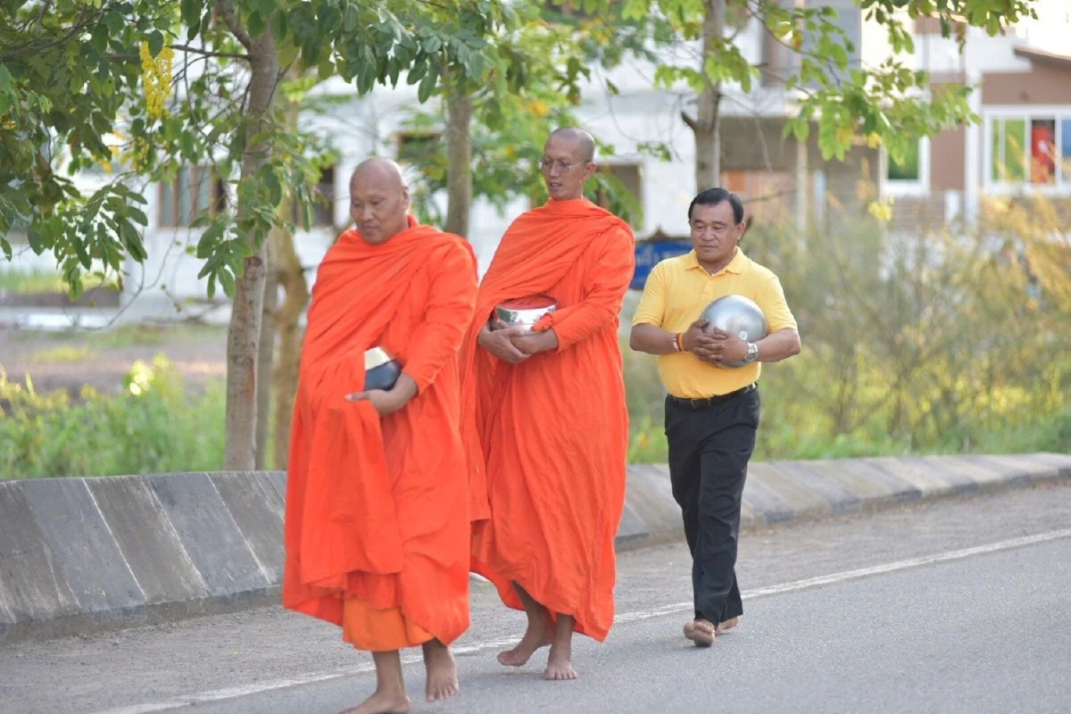 ประเพณีเก่าแก่เเข้าพรรษาพระภิกษุวัดป่างิ้วถือ”เอกาสะนิกังคะ”