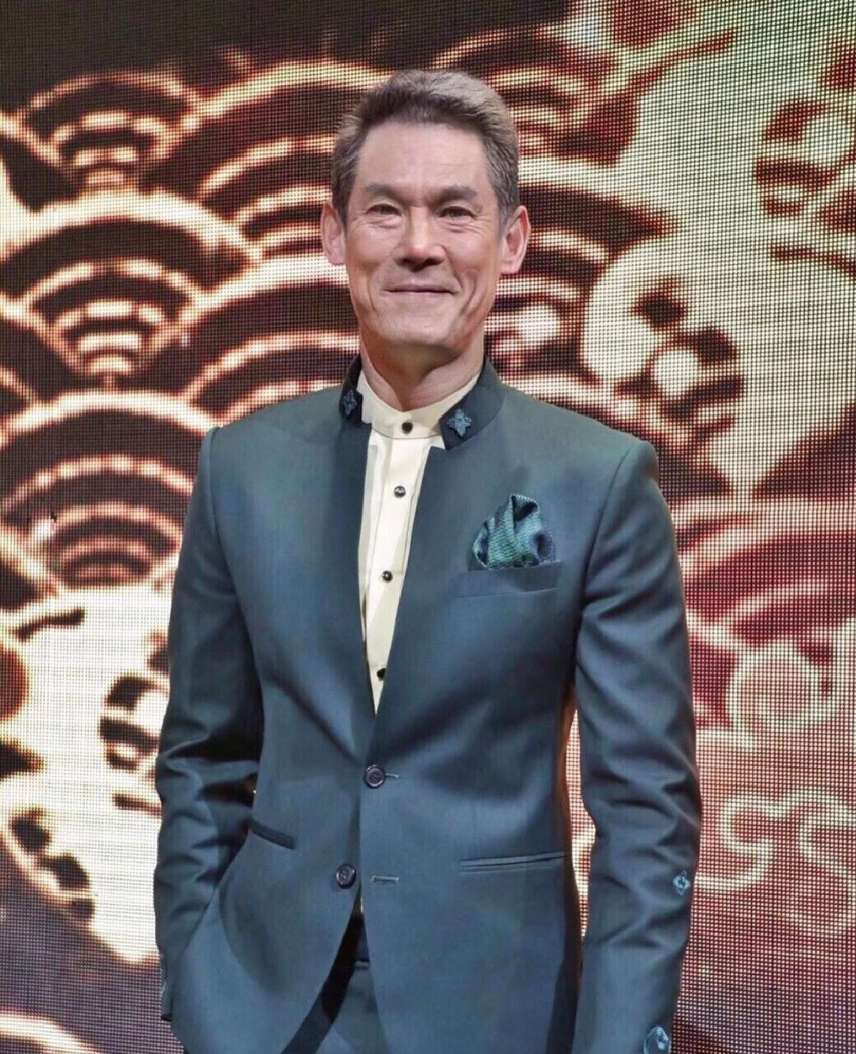 ไม่ตกเทรนด์! เหล่าดาราคนดังร่วมแจมแอปแปลงโฉมเป็นคนแก่