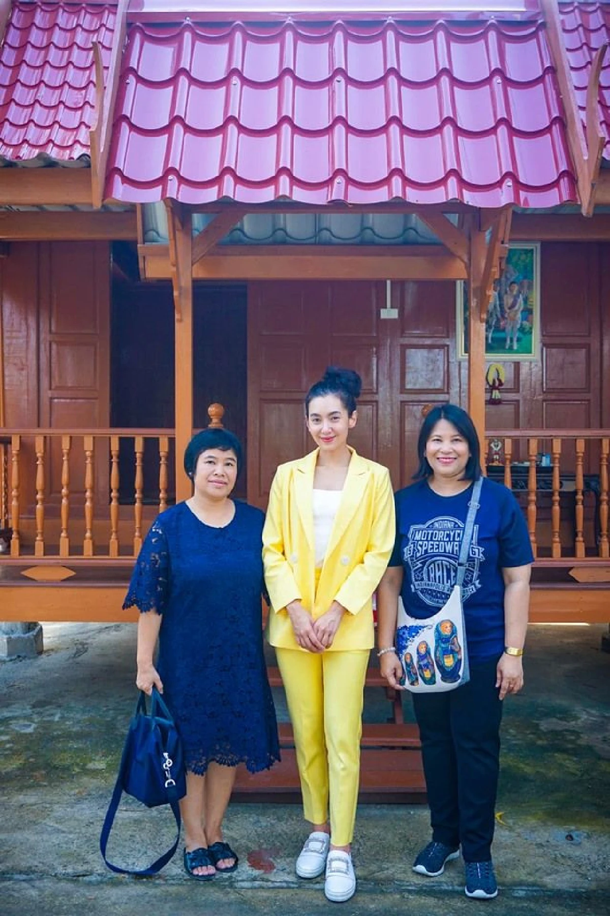 "เบลล่า ราณี" ถวายกุฏิเรือนไทยหลังงาม ที่วัดพระยาสุเรนทร์ เขตคลองสามวา