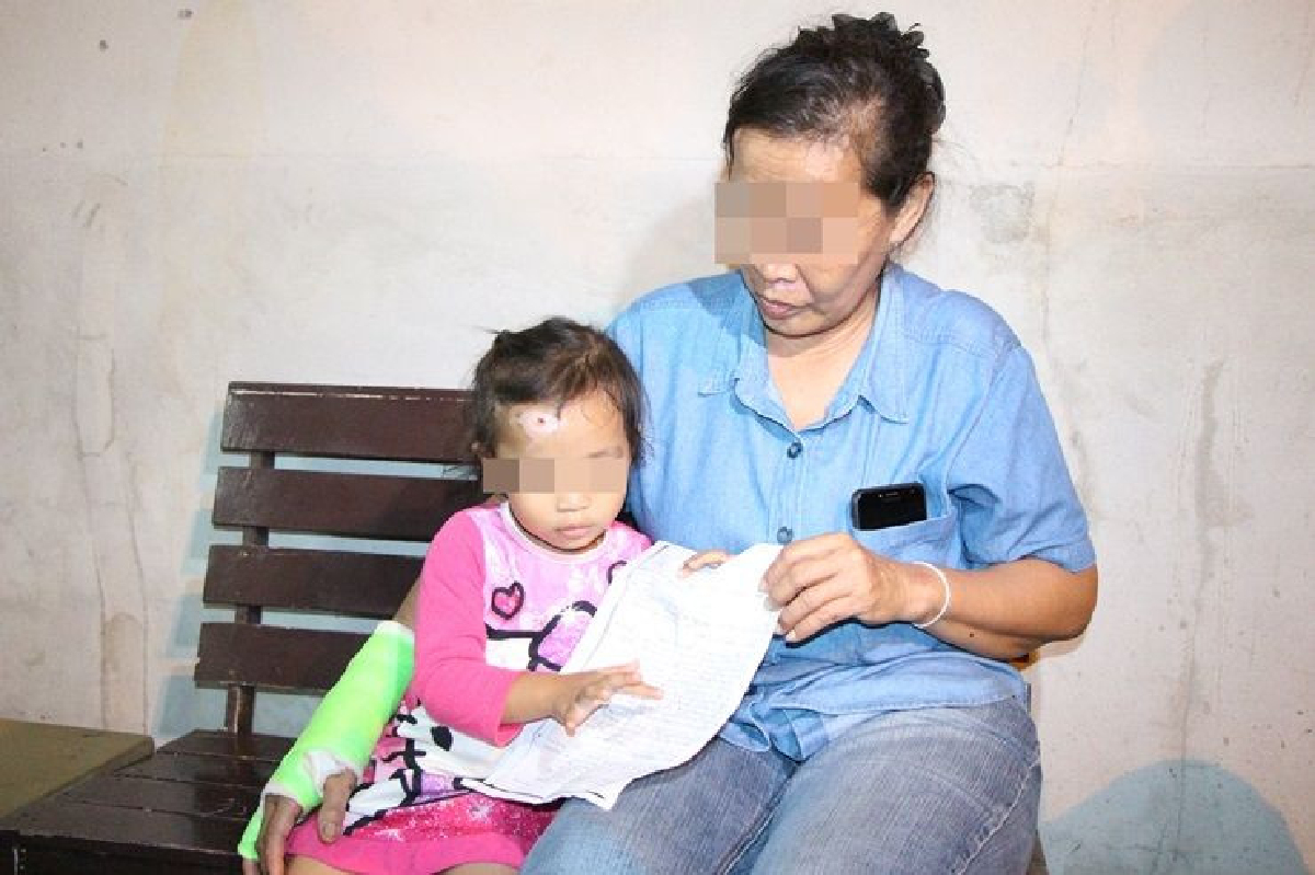 ยายพาหลาน 2 ขวบร้องสื่อถูกเก๋งหรูชนแล้วหนีไม่เหลียวแล ยายพาหลาน 2 ขวบร้องสื่อถูกเก๋งหรูชนแล้วหนีไม่เหลียวแล