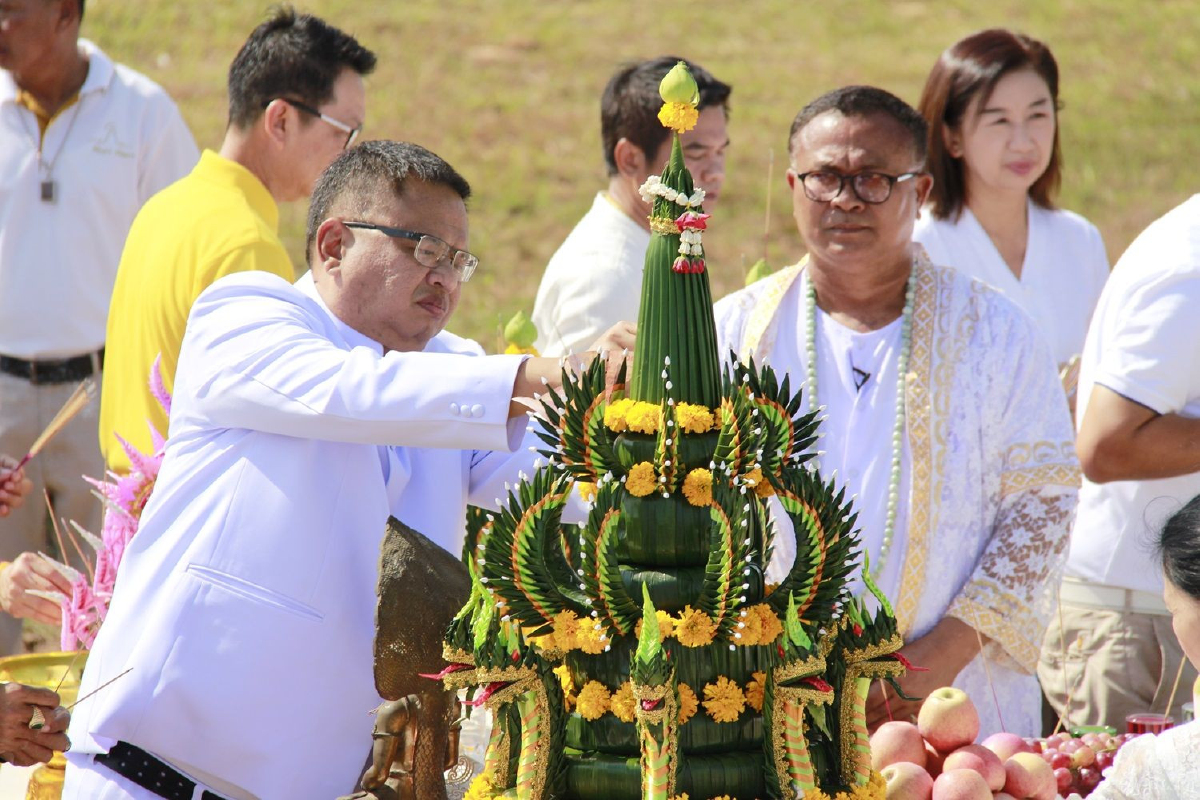 แล้งหนักต้องพึ่งสิ่งศักดิ์สิทธิ์!ผู้ว่าฯบุรีรัมย์ทำพิธีบวงสรวงขอฝน แล้งหนักต้องพึ่งสิ่งศักดิ์สิทธิ์!ผู้ว่าฯบุรีรัมย์ทำพิธีบวงสรวงขอฝน