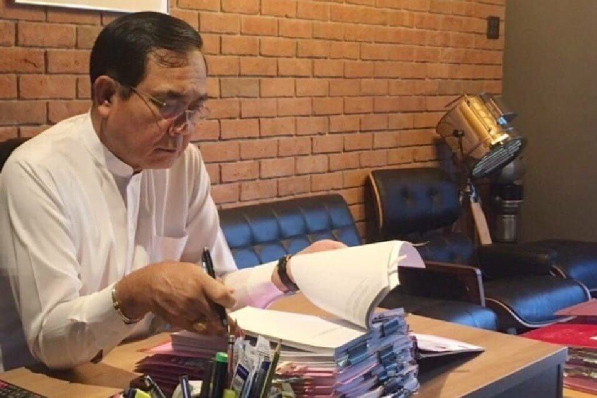 บิ๊กตู่ใช้วันหยุดทบทวนการบ้านเตรียมแถลงนโยบายรัฐบาลต่อสภา บิ๊กตู่ใช้วันหยุดทบทวนการบ้านเตรียมแถลงนโยบายรัฐบาลต่อสภา