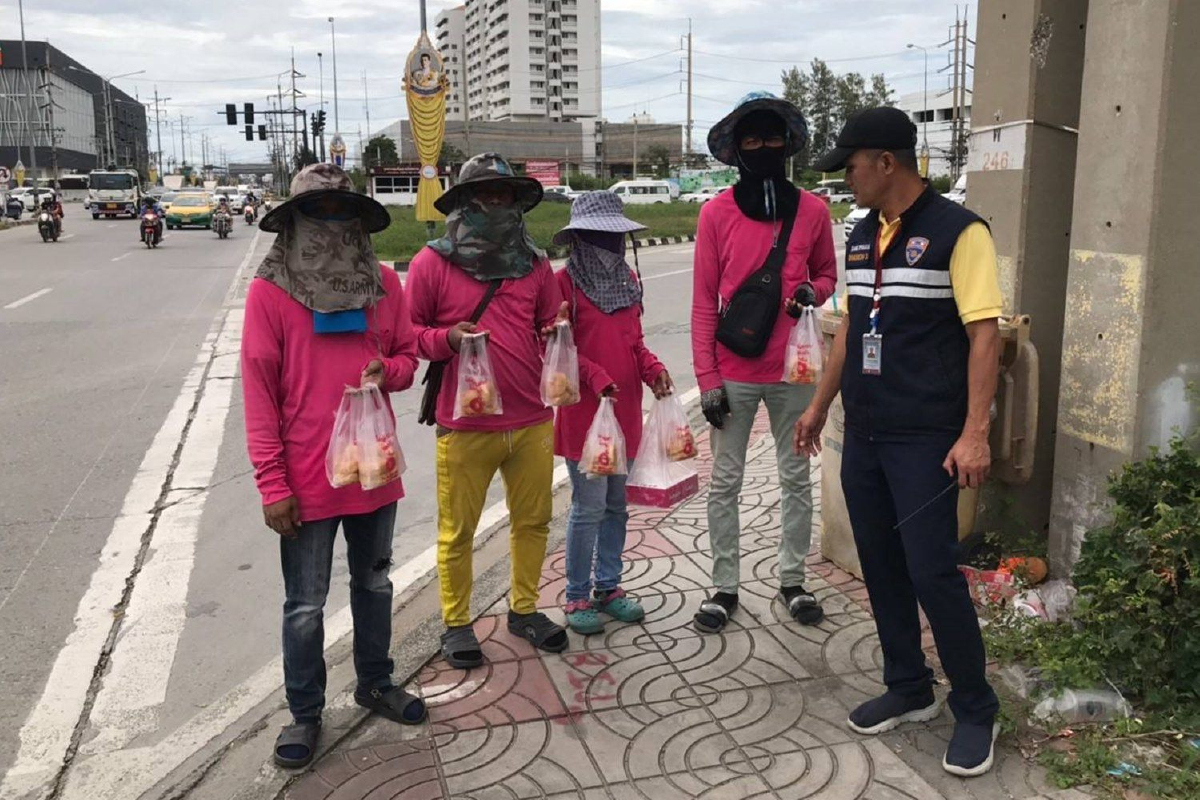 รวบ4ชาวกัมพูชาลอบประกอบอาชีพต้องห้ามในไทยกลางสี่แยกไฟแดง รวบ4ชาวกัมพูชาลอบประกอบอาชีพต้องห้ามในไทยกลางสี่แยกไฟแดง