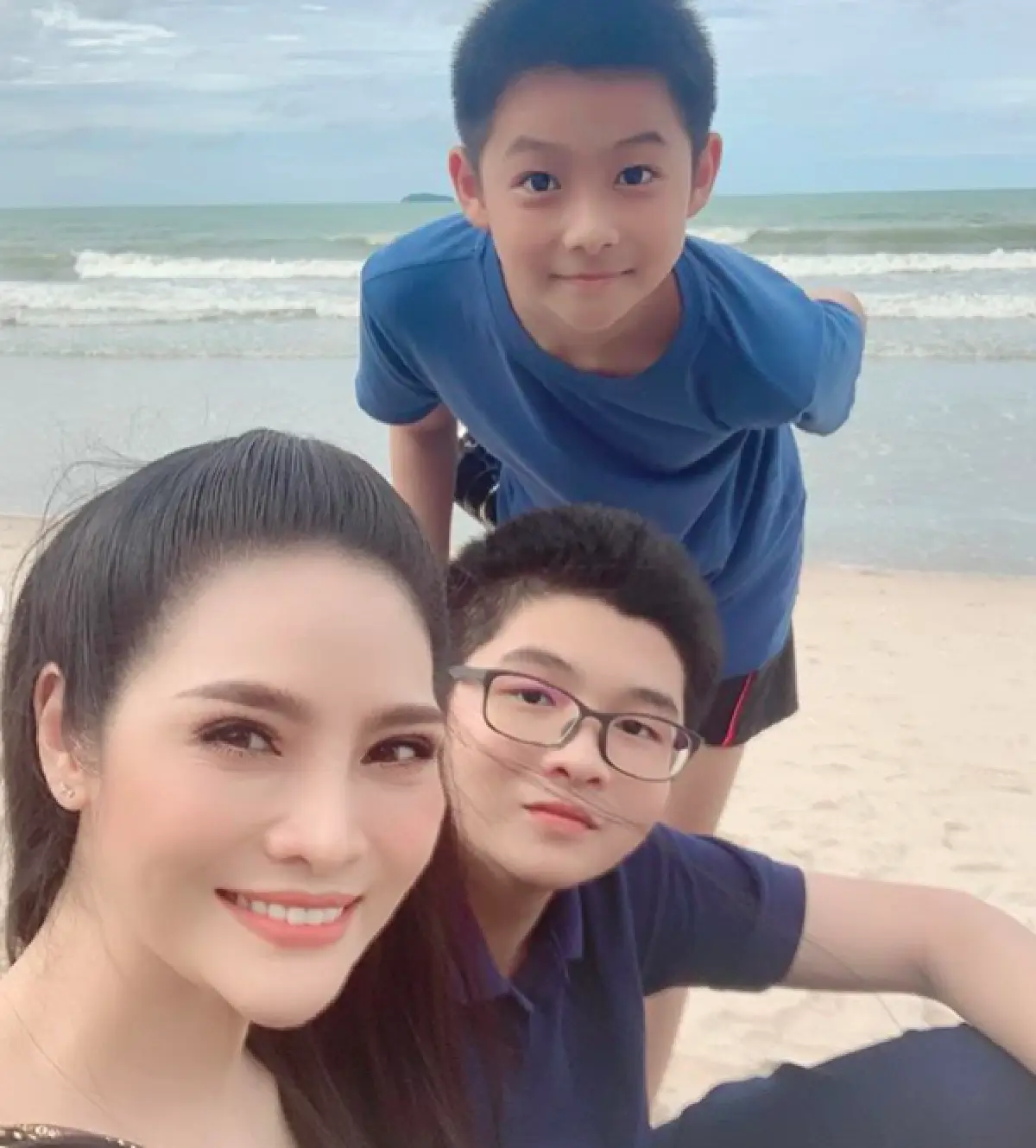 “อรอนงค์” ควงลูกชายทั้ง 2 เที่ยวพักผ่อนริมทะเล พร้อมเผยข้อคิดดีๆ