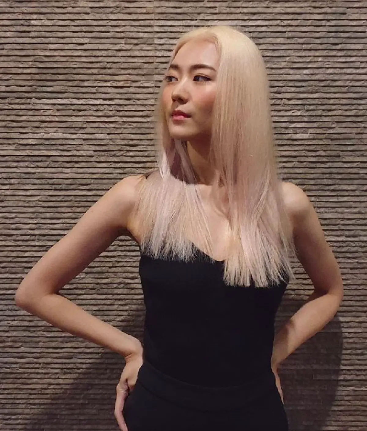 “แพรวา” เปลี่ยนลุคใหม่เป็นสายฝ. กับผมสีผมบลอนด์ทองทั้งศีรษะ