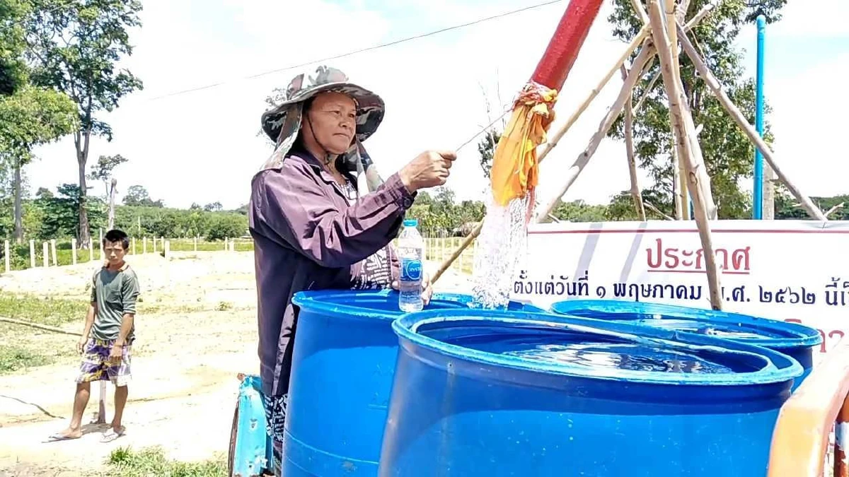 สุรินทร์แล้งหนัก! ชาวบ้านระดมทุนซื้อท่อมาต่อลำเลียงน้ำจากในป่า