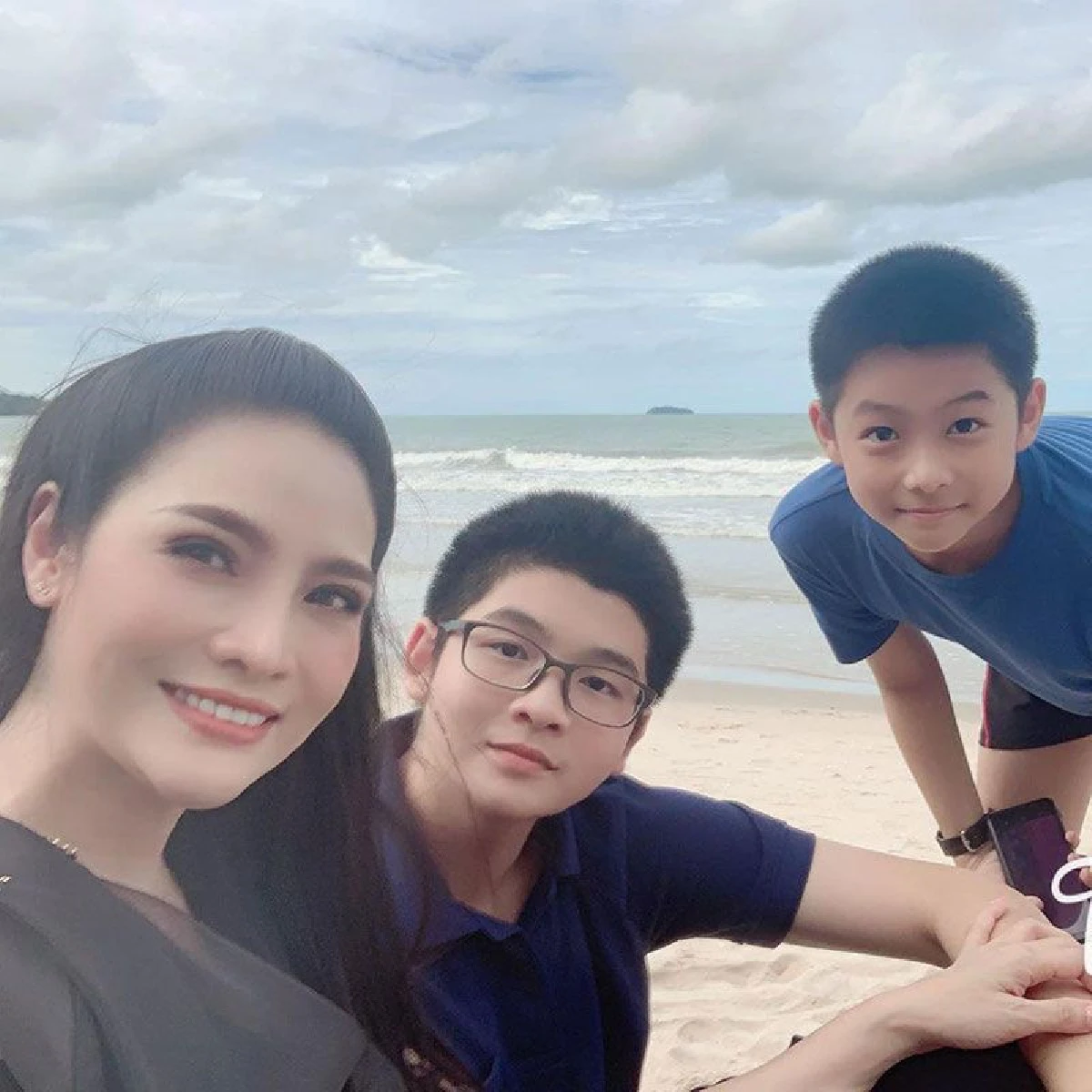 “อรอนงค์” ควงลูกชายทั้ง 2 เที่ยวพักผ่อนริมทะเล พร้อมเผยข้อคิดดีๆ