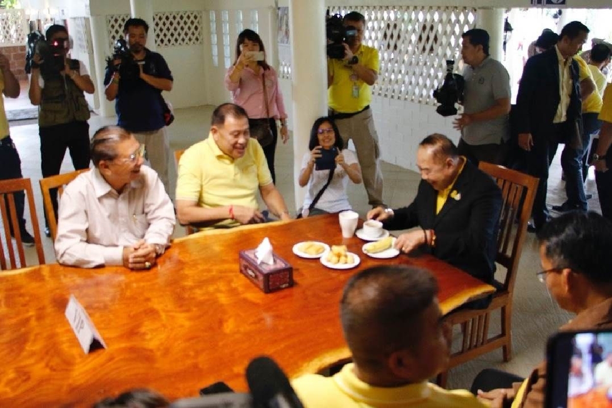 พลังประชารัฐแนะ "บิ๊กป้อม" ยิ้มสู้วันแถลงนโยบาย เตรียมทีมส.ส.อภิปรายโต้ฝ่ายค้าน พลังประชารัฐแนะ "บิ๊กป้อม" ยิ้มสู้วันแถลงนโยบาย เตรียมทีมส.ส.อภิปรายโต้ฝ่ายค้าน