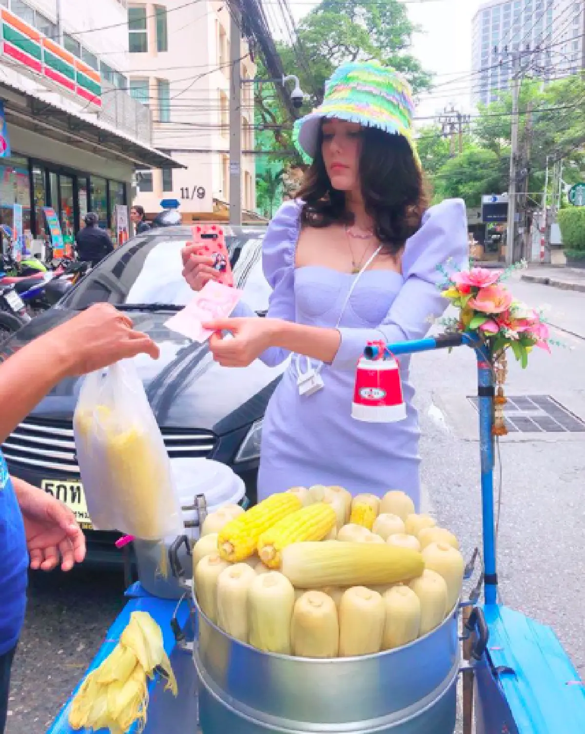 นี่คือไอเท็มชิ้นใหม่ของแม่! “ชมพู่ อารยา” กับแฟชั่นล่าสุดกระเป๋าใบจิ๋วมาก