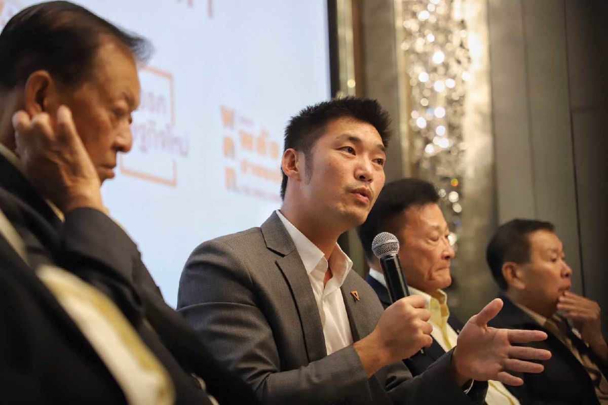 ธนาธร"โต้เดือดเดินสายทัวร์ยุโรปไม่ได้ล้มล้างการปกครอง"ศาลรธน."ยุบพรรคไม่ได้ ธนาธร"โต้เดือดเดินสายทัวร์ยุโรปไม่ได้ล้มล้างการปกครอง"ศาลรธน."ยุบพรรคไม่ได้