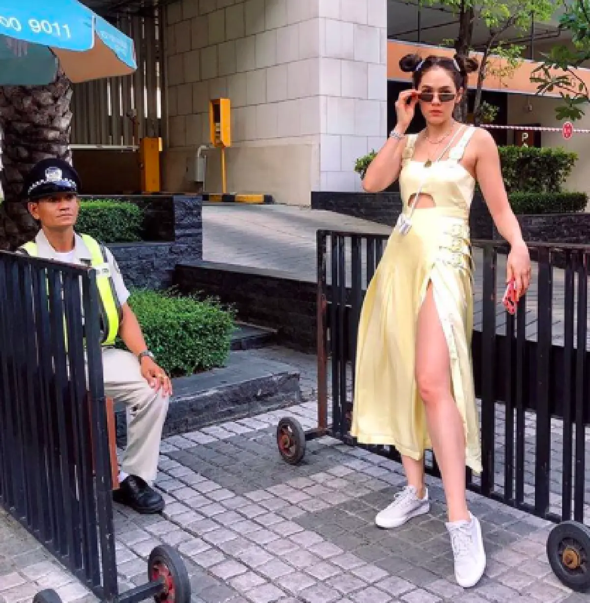 นี่คือไอเท็มชิ้นใหม่ของแม่! “ชมพู่ อารยา” กับแฟชั่นล่าสุดกระเป๋าใบจิ๋วมาก