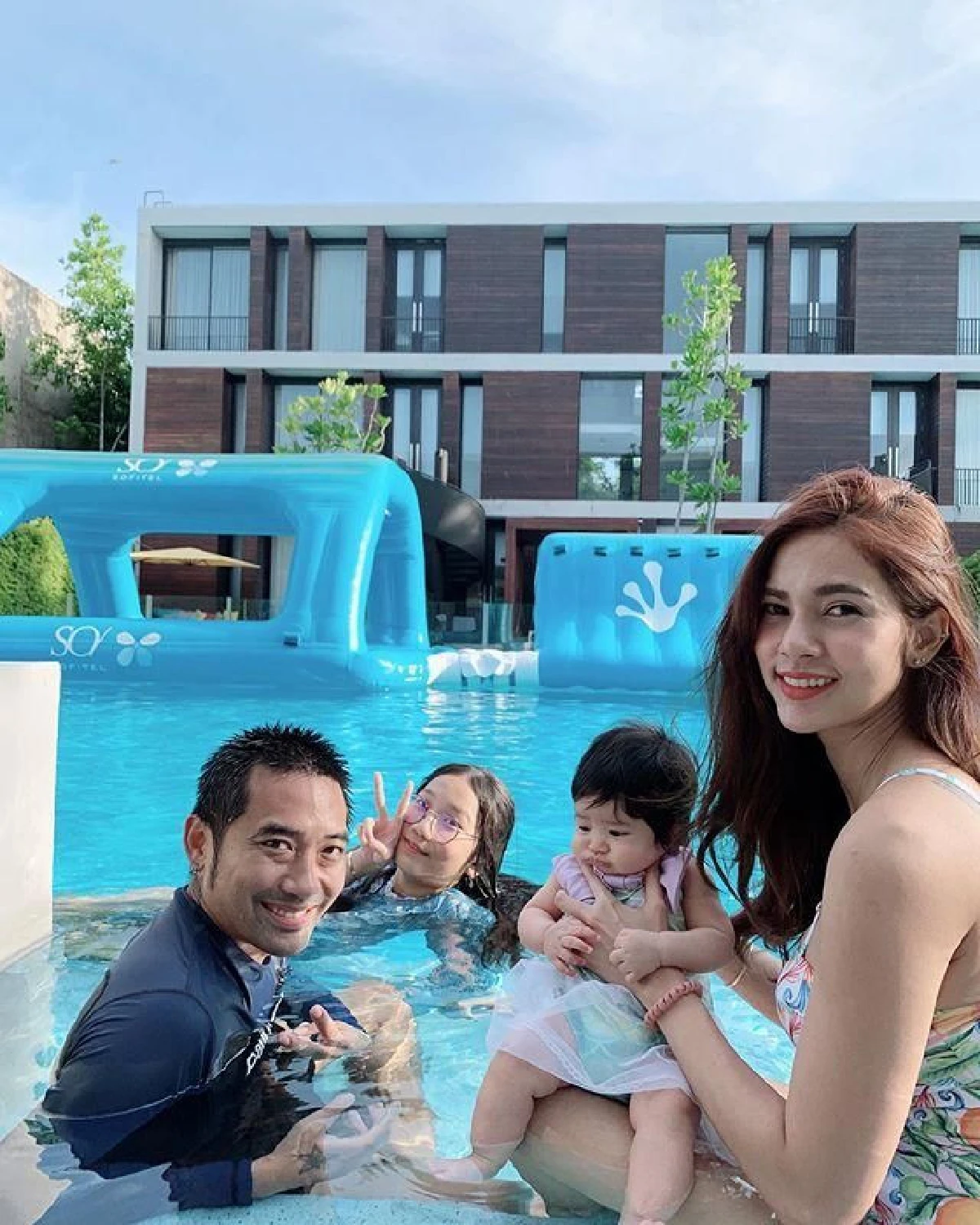 อบอุ่นหนักมาก! ส่องภาพครอบครัว "อุ้ม-บอล” หลังเพิ่งครบรอบแต่งงาน 1 ปี