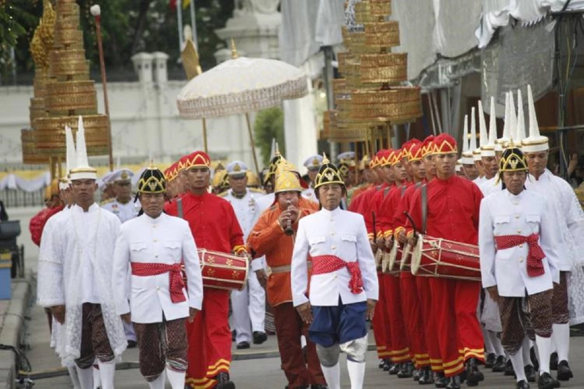 ประชาชนพร้อมใจร่วมพิธีมหามงคลบำเพ็ญพระราชกุศลฯแน่นพระลานพระราชวังดุสิต