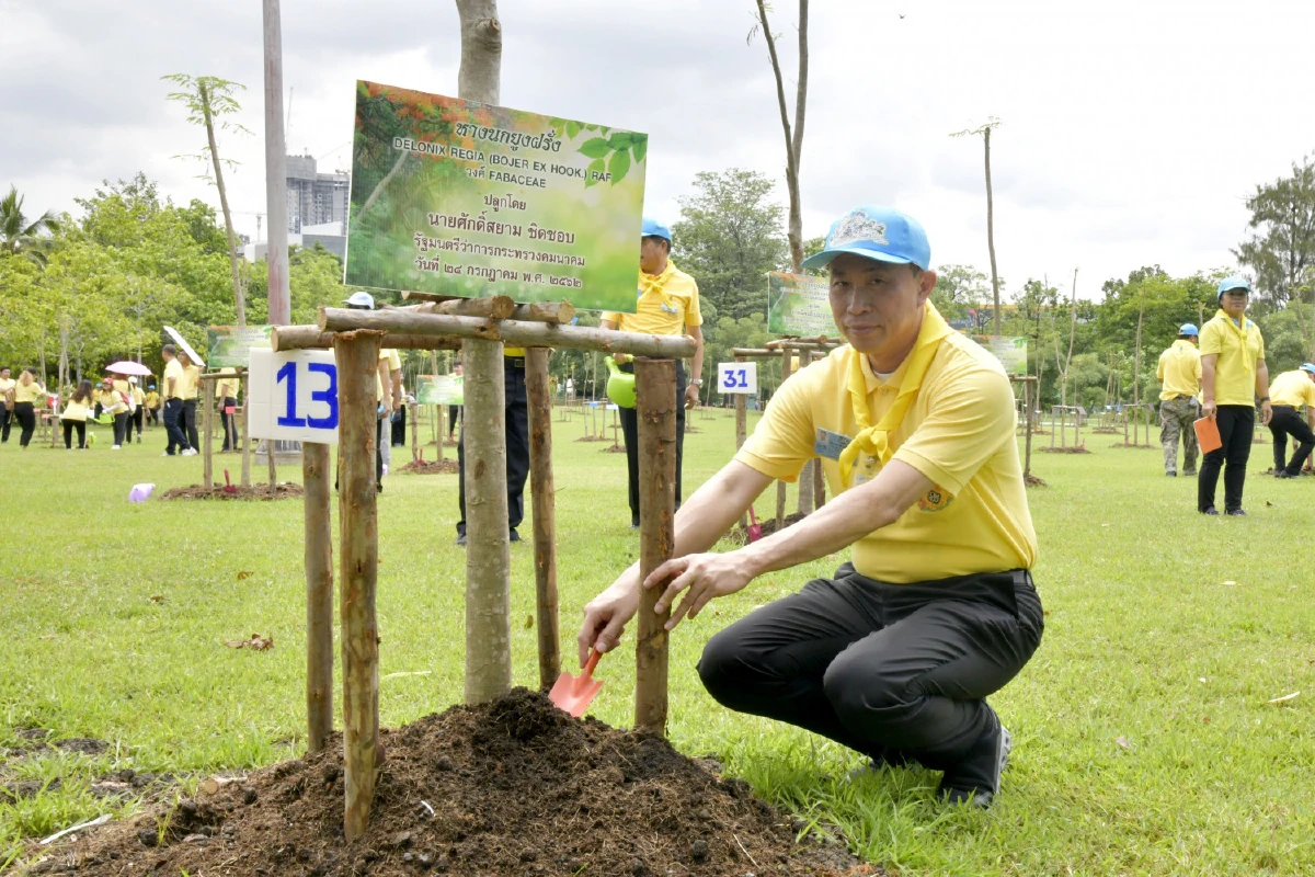 "ศักดิ์สยาม ชิดชอบ " นำคณะร่วมกิจกรรมจิตอาสาเพื่อพัฒนาสิ่งแวดล้อม