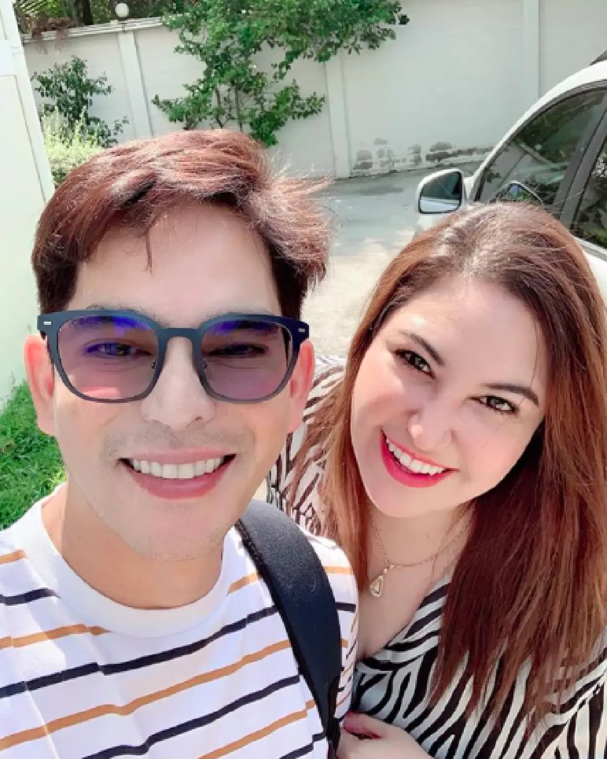 ความรักไม่มีจืดจางลง “บิ๊ก ศรุต” ถอยรถหรูป้ายแดงให้ภรรยา “อุ้ม”