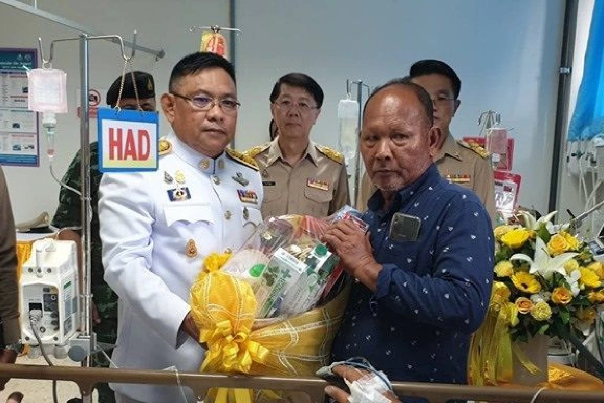 ร.10พระราชทานดอกไม้ของเยี่ยมเจ้าหน้าที่บาดเจ็บเหตุลอบบึ้มจุดตรวจปัตตานี