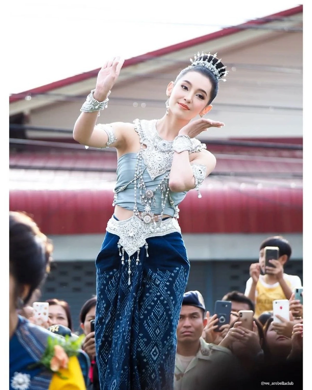 งดงามอ่อนช้อย! เบลล่า ราณี ฟ้อนรำบวงสรวงหอแก้วมุกดาหาร (คลิป)