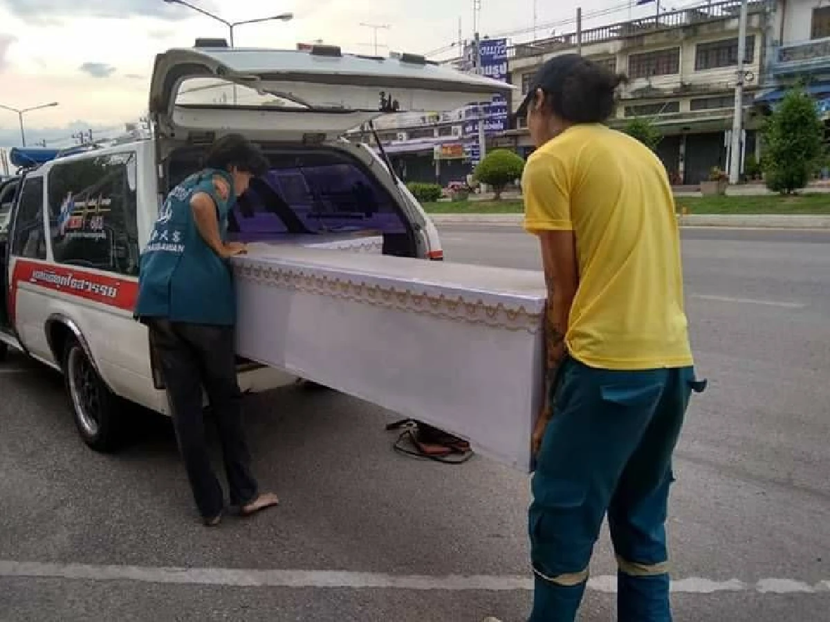 "กอล์ฟ-กิ๊ฟ" คู่รักจิตอาสาต่อชีวิตคนยากไร้-แต่งหน้าศพ-ส่งคนตายกลับบ้านฟรี