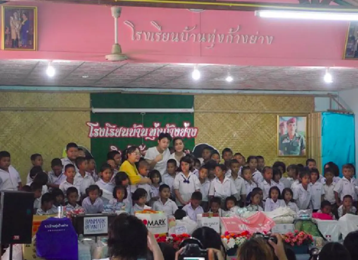อิ่มอกอิ่มใจ! “หมาก-คิม” ควงคู่มอบทุนการศึกษา ทาสีอาคารเรียนที่กาญจนบุรี