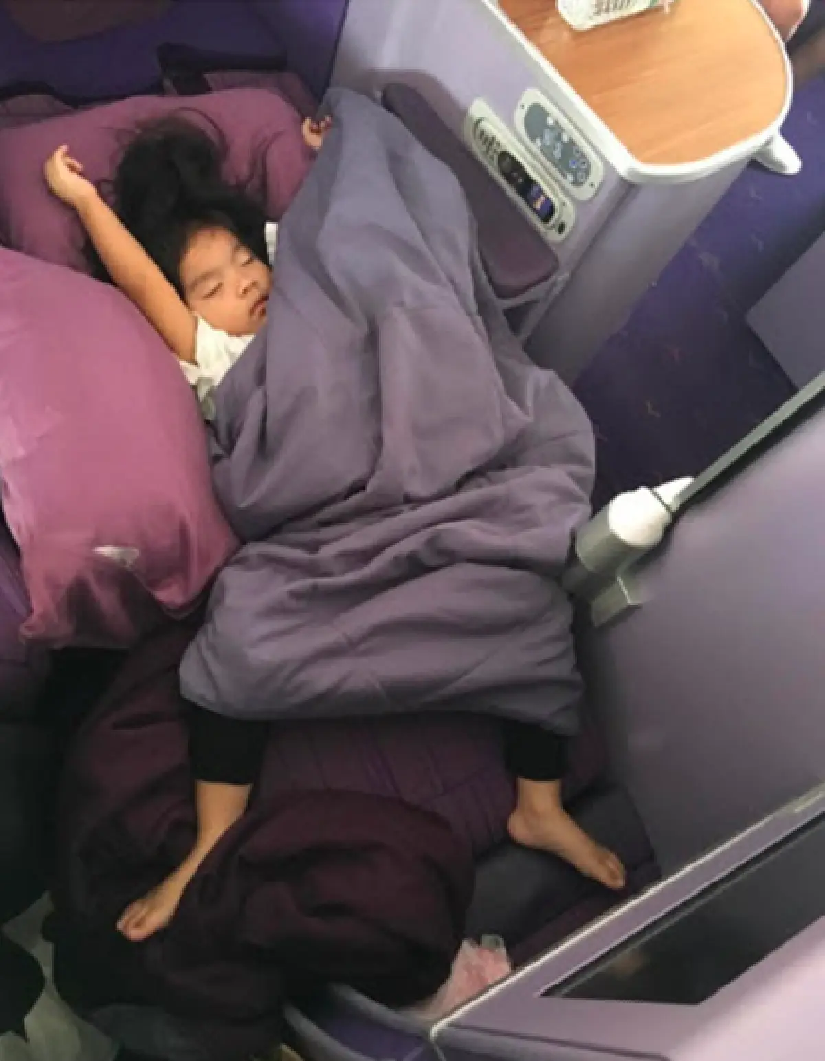 ส่องอิริยาบถคนบันเทิงเมื่ออยู่บนเครื่องบินจะชิวกันขนาดไหน