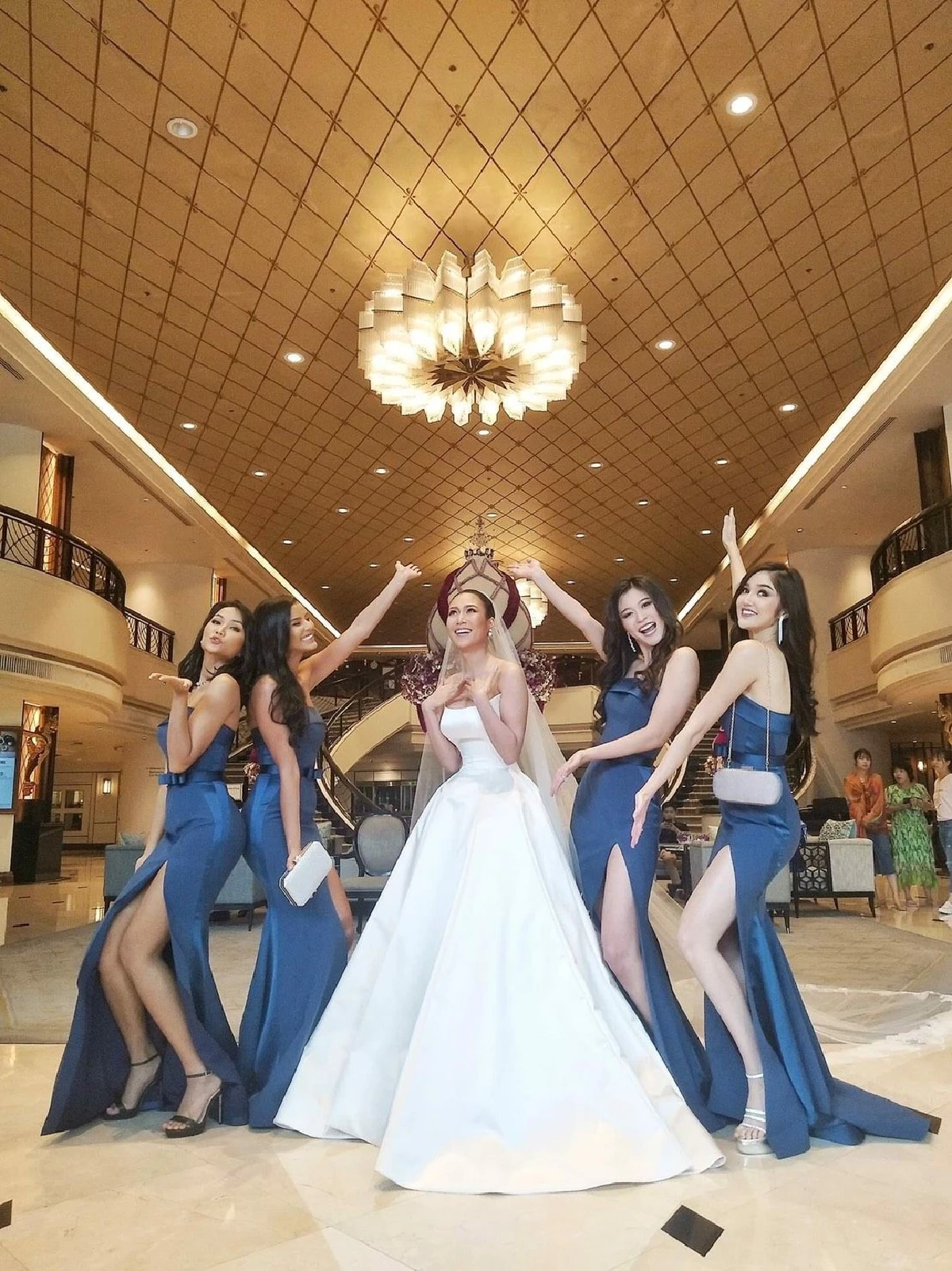 นิ้ง โศภิดา ควงแฟนหนุ่มเข้าพิธีวิวาห์ โดยมีเพื่อนเจ้าสาวสวยระดับประเทศบินมาร่วมงาน