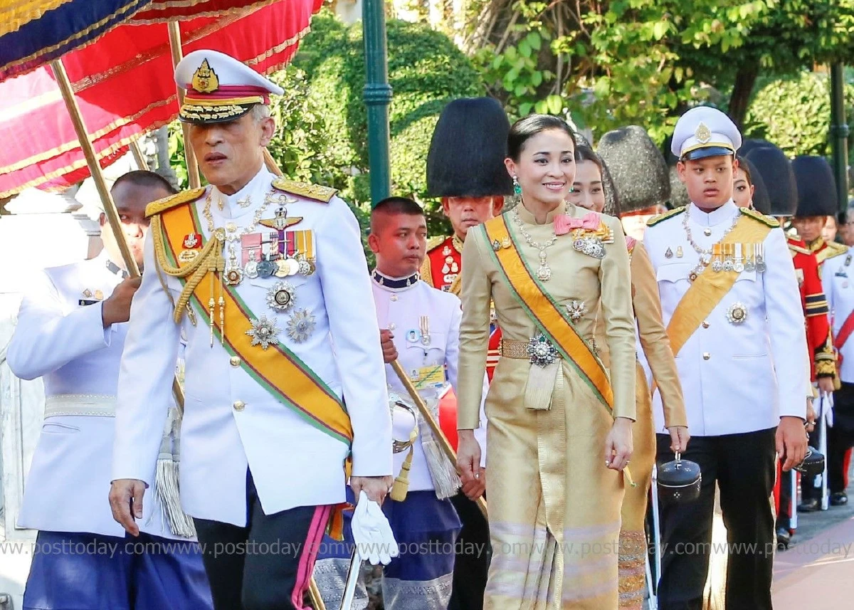 "ในหลวง-พระราชินี" เสด็จฯวัดพระแก้วทรงตั้งสมณศักดิ์บรรพชิตจีนและญวน
