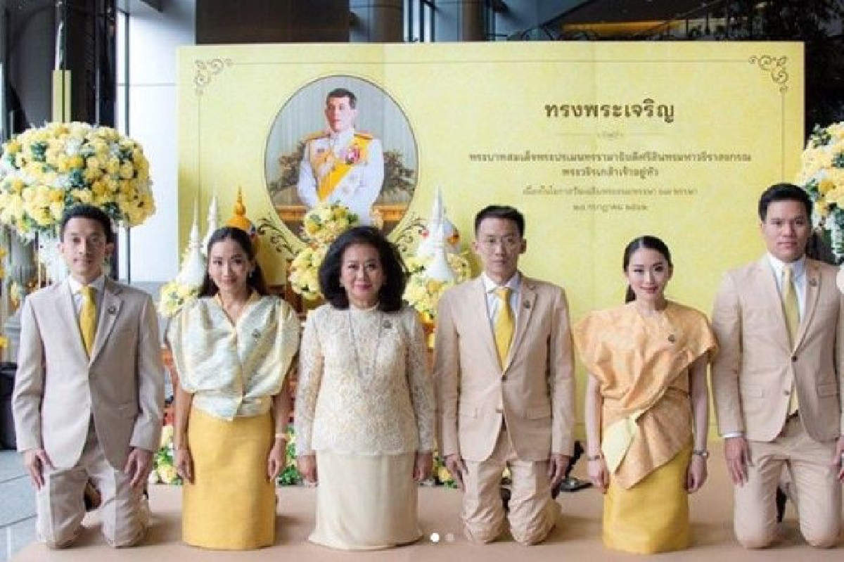 ทักษิณ-ครอบครัวชินวัตร ถวายพระพร "พระบาทสมเด็จพระเจ้าอยู่หัว" ทักษิณ-ครอบครัวชินวัตร ถวายพระพร "พระบาทสมเด็จพระเจ้าอยู่หัว"