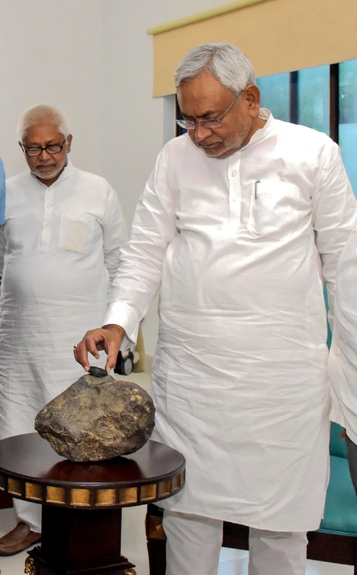 ชาวนาอินเดียช็อค อุกกาบาตตกกลางทุ่ง