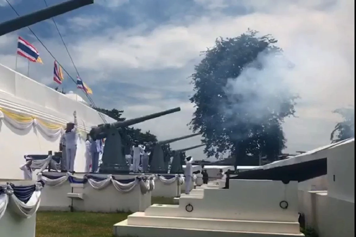 ชมคลิป "กองทัพเรือ" ยิงสลุตหลวง 21นัด เฉลิมพระเกียรติ "ในหลวง"