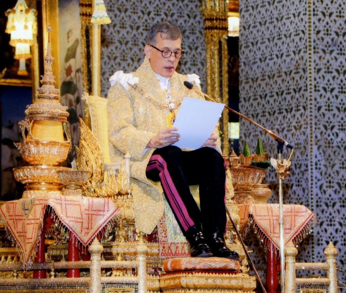 "ในหลวง" เสด็จออกมหาสมาคม เนื่องในวันเฉลิมพระชนมพรรษา