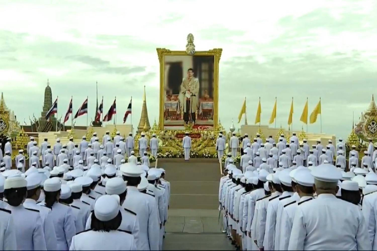 นายกฯนำทำบุญตักบาตรถวายพระราชกุศลวันเฉลิมพระชนมพรรษาในหลวง นายกฯนำทำบุญตักบาตรถวายพระราชกุศลวันเฉลิมพระชนมพรรษาในหลวง