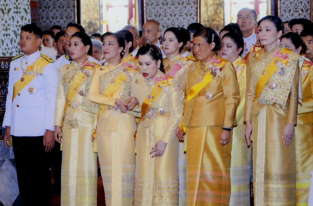 "ในหลวง" เสด็จออกมหาสมาคม เนื่องในวันเฉลิมพระชนมพรรษา