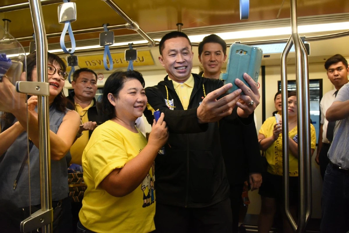 เปิดนั่งฟรีรถไฟฟ้าสีน้ำเงินส่วนต่อขยาย "วัดมังกร-ท่าพระ"วันแรก ผู้โดยสารแน่น!