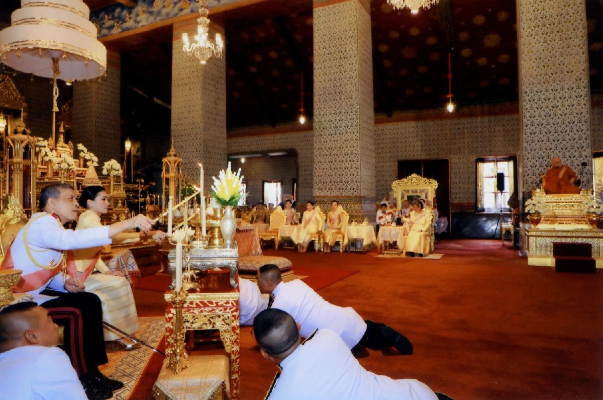 "ในหลวง" เสด็จฯพระราชพิธีเฉลิมพระชนมพรรษา ณ พระที่นั่งอมรินทรวินิจฉัย