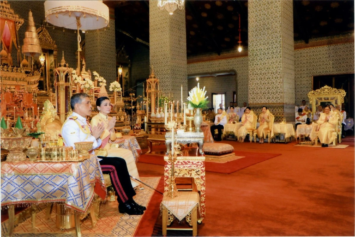 "ในหลวง" เสด็จฯพระราชพิธีเฉลิมพระชนมพรรษา ณ พระที่นั่งอมรินทรวินิจฉัย