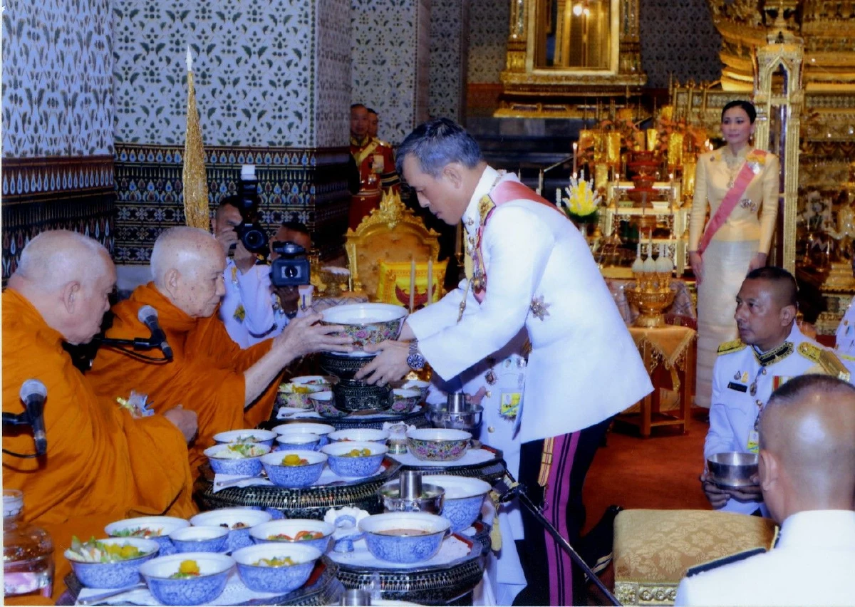 "ในหลวง" เสด็จฯพระราชพิธีเฉลิมพระชนมพรรษา ณ พระที่นั่งอมรินทรวินิจฉัย