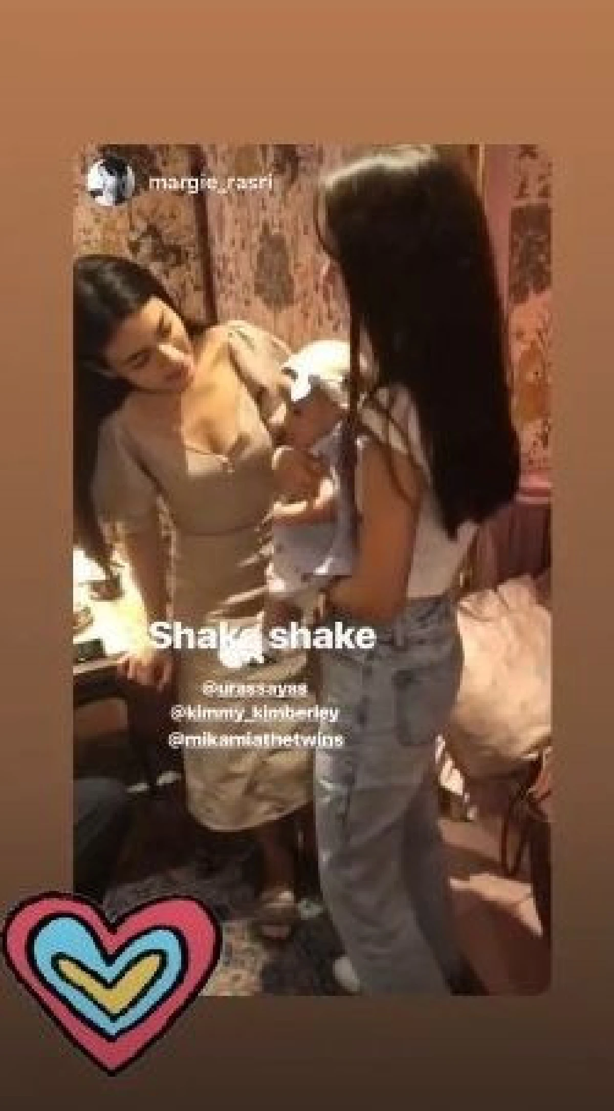 ภาพน่ารัก ญาญ่า-คิมเบอร์ลี่ รับบทพี่เลี้ยงอุ้มหลานแฝด มีก้า-มีญ่า