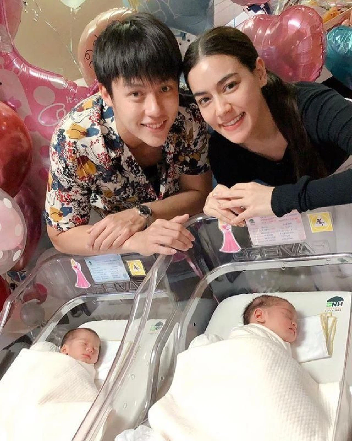 ภาพน่ารัก ญาญ่า-คิมเบอร์ลี่ รับบทพี่เลี้ยงอุ้มหลานแฝด มีก้า-มีญ่า