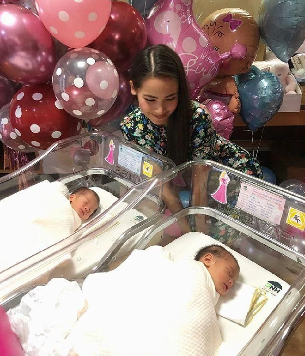 ภาพน่ารัก ญาญ่า-คิมเบอร์ลี่ รับบทพี่เลี้ยงอุ้มหลานแฝด มีก้า-มีญ่า