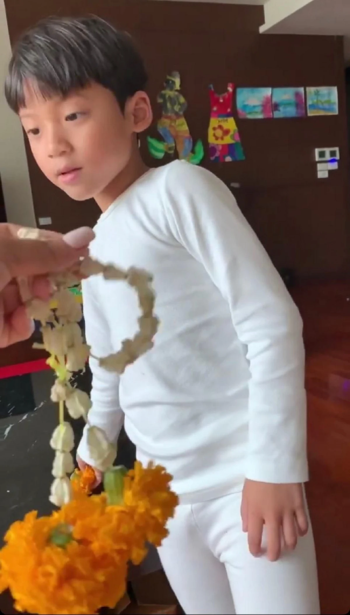 นานา น้ำตาไหลพราก! บีน่า-บรู๊คลิน ร้อยพวงมาลัยเองนำมากราบเท้าแม่ (คลิป)