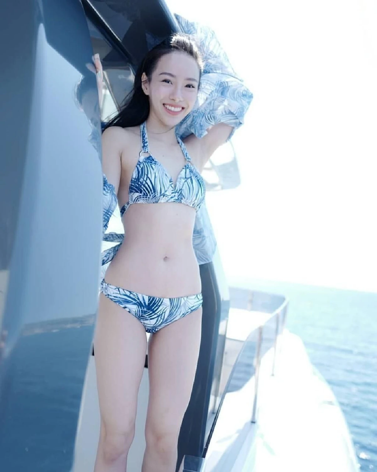ท่านั่งสุดเซ็กซี่! ทับทิม มัลลิกา อวดความขาวเนียนล่องเรือในทริปอิตาลี