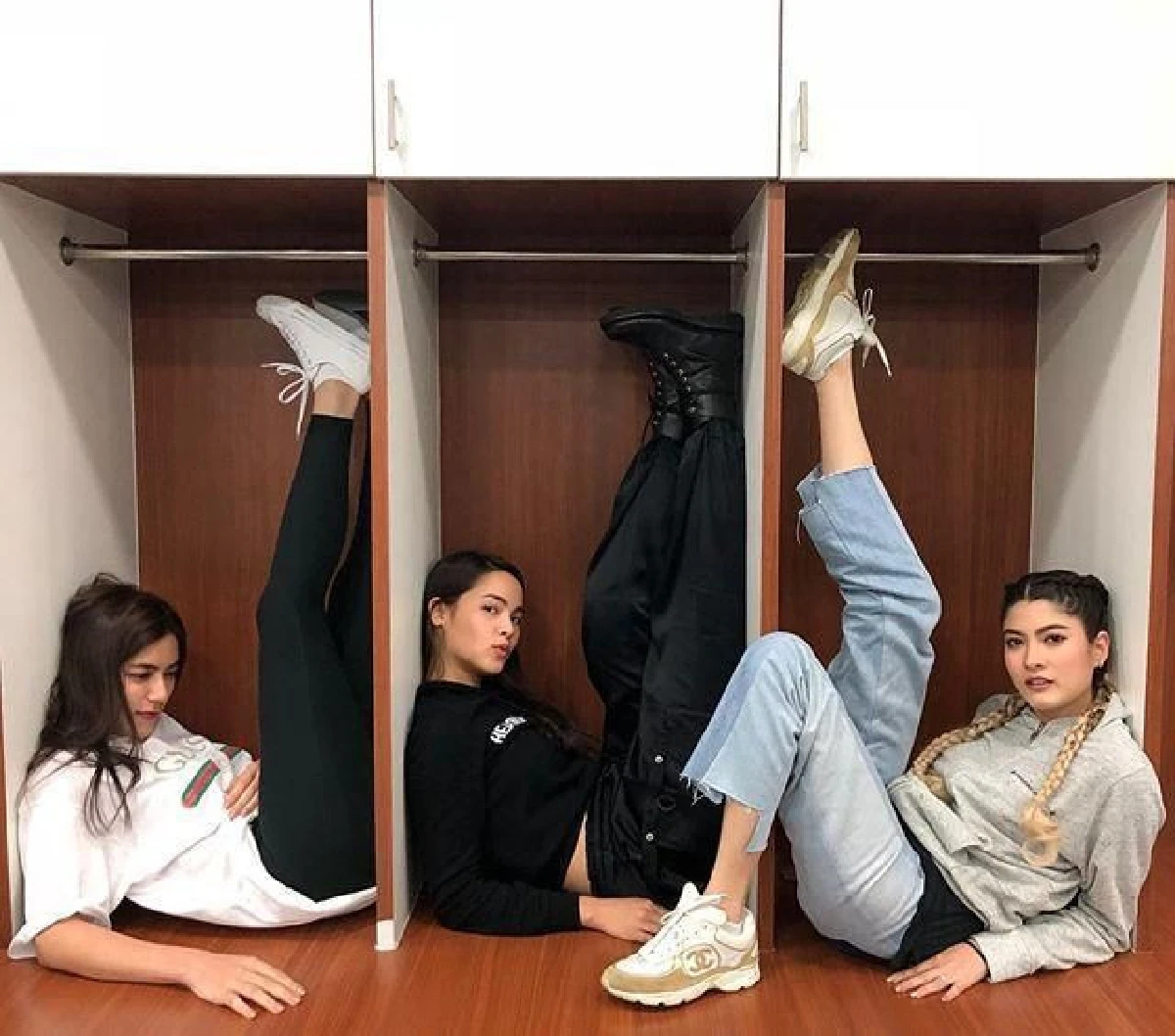 ภาพน่ารัก ญาญ่า-คิมเบอร์ลี่ รับบทพี่เลี้ยงอุ้มหลานแฝด มีก้า-มีญ่า