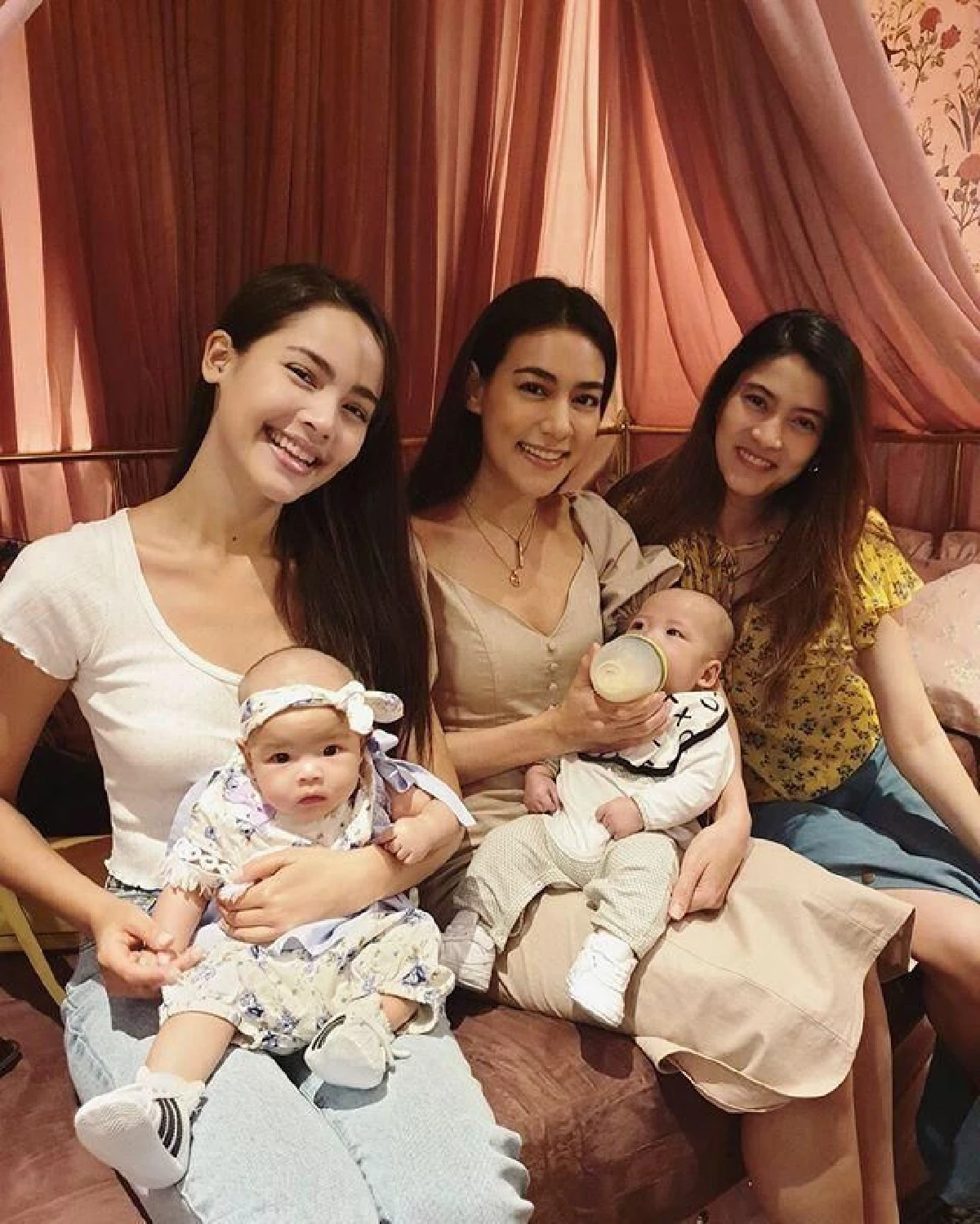 ภาพน่ารัก ญาญ่า-คิมเบอร์ลี่ รับบทพี่เลี้ยงอุ้มหลานแฝด มีก้า-มีญ่า