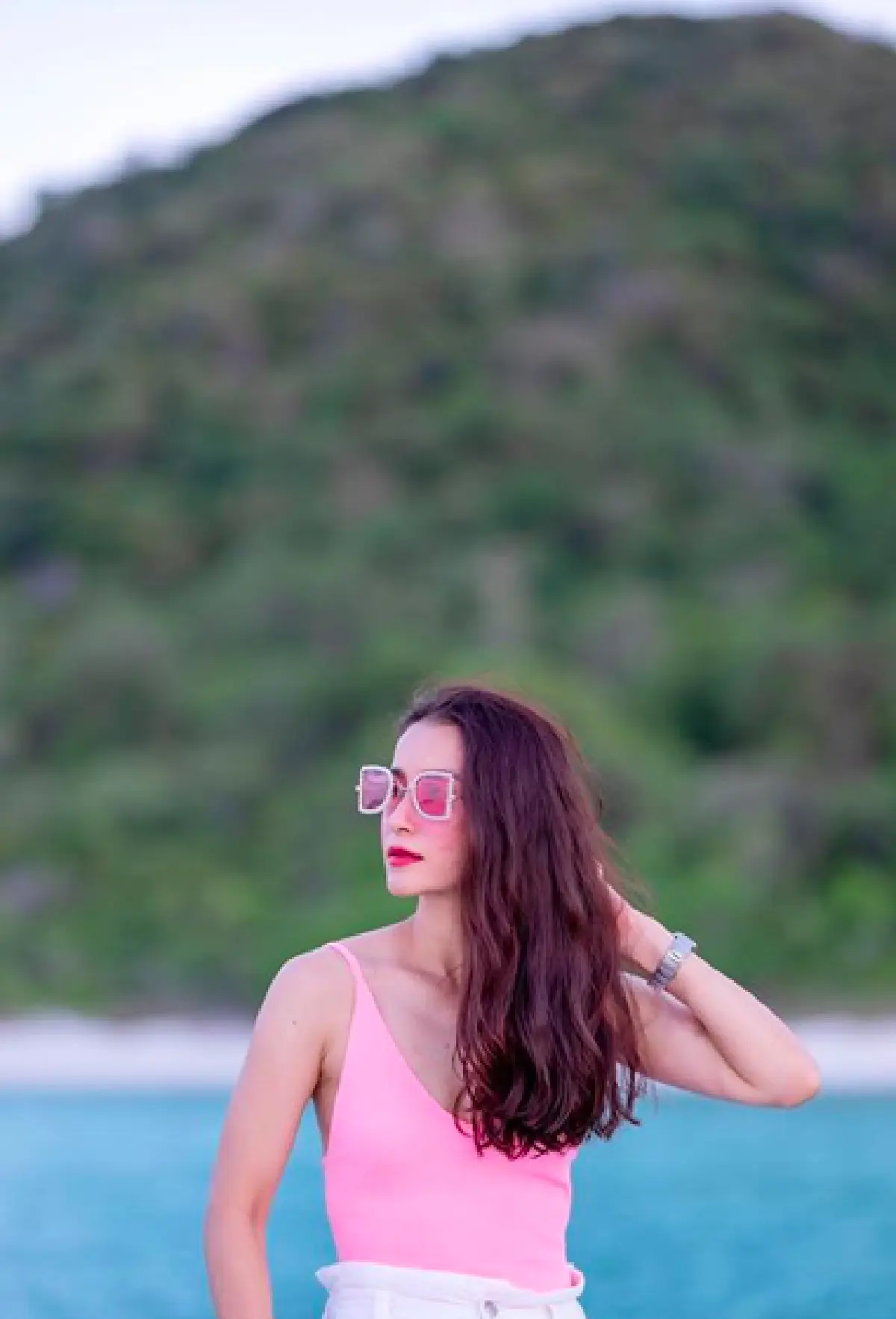 หาดูยาก "แอน ทองประสม" สวมชุดว่ายน้ำสีชมพูสดใสโชว์แผ่นหลังเนียนขาว